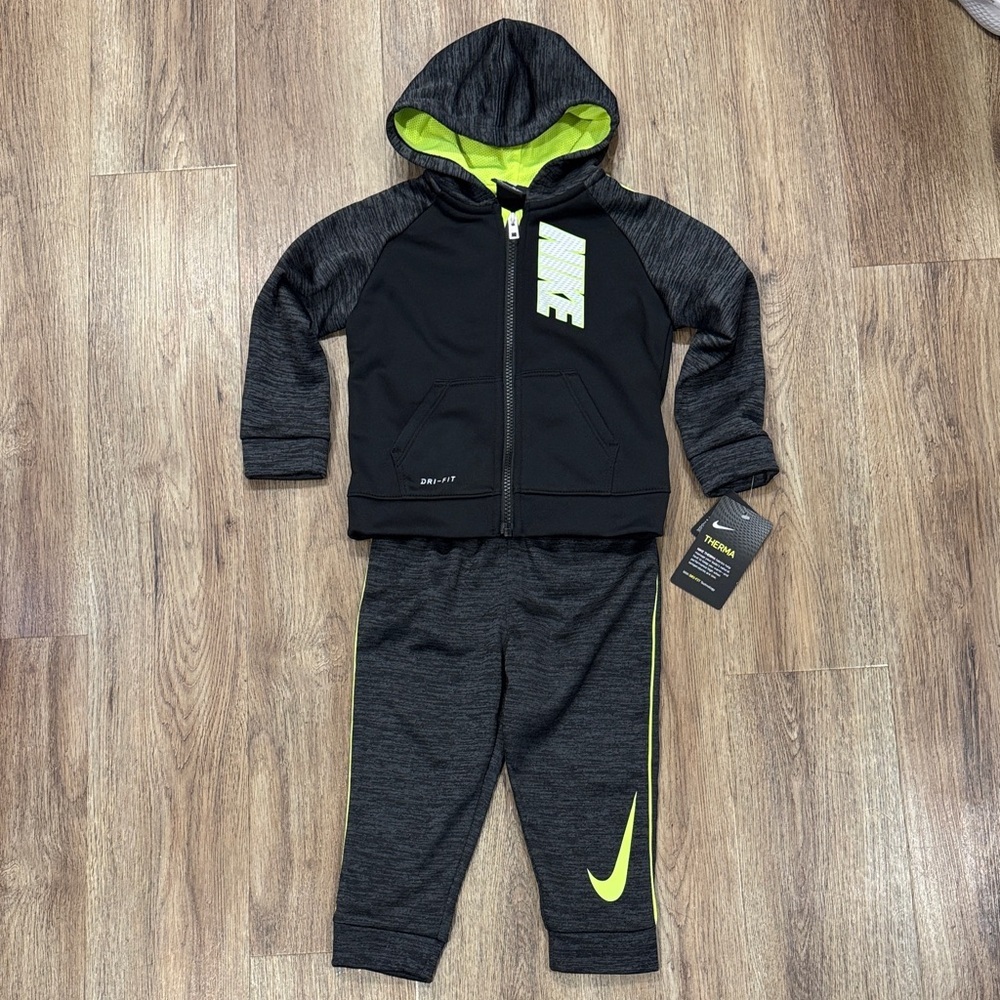 NWT Nike Therma Sweatshirt and Sweatpants Set Size 24 Months